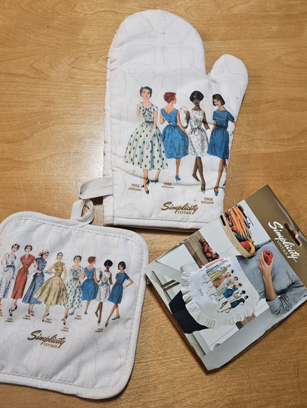 Retro Vintage Simplicity Oven Mit, Pot Holder And Apron Set-New!
